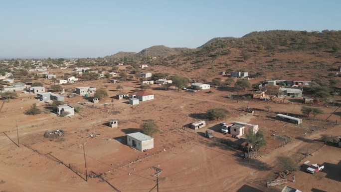 航拍，非洲村庄，南部非洲典型区域，干旱地形和金合欢树，博茨瓦纳的乡村，房屋和土路