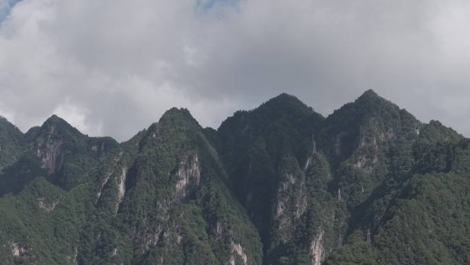 群山连绵云雾缭绕