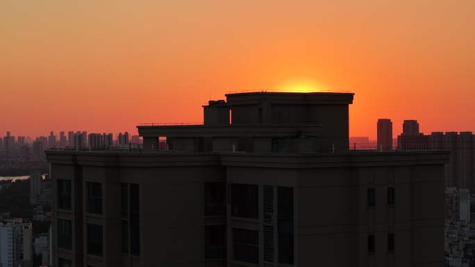 城市楼宇间的夕阳剪影航拍