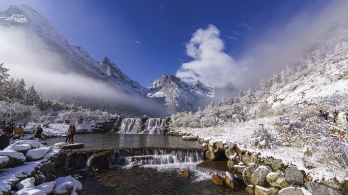 雪山溪流冬日风光