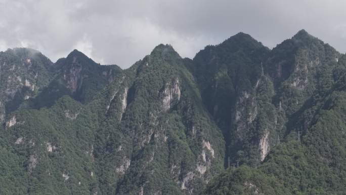 云雾缭绕青山山脉