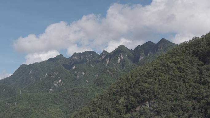 神农架 五指峰 蓝天白云下的青山山脉