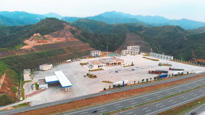 高速公路上的服务区航拍