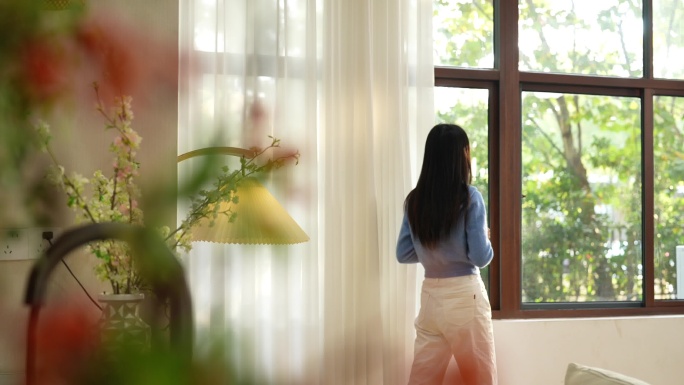 美女在家喝咖啡拉窗帘触摸阳光