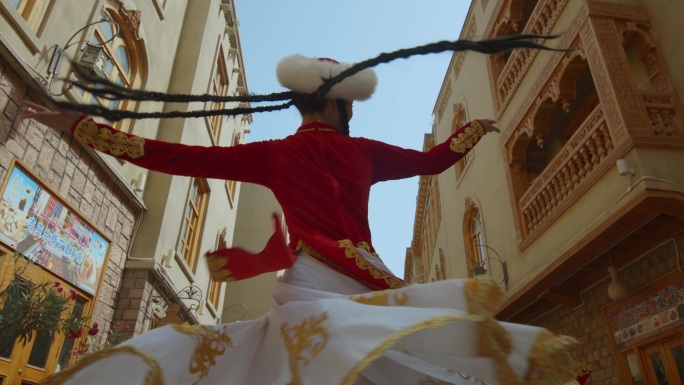 红衣女子旋转舞蹈 新疆舞蹈