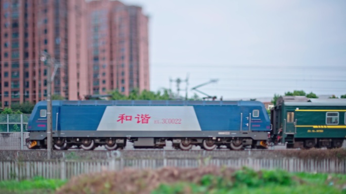 火车绿皮火车移轴摄影