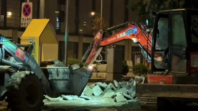 夜间城市道路施工工程车辆夜间作业