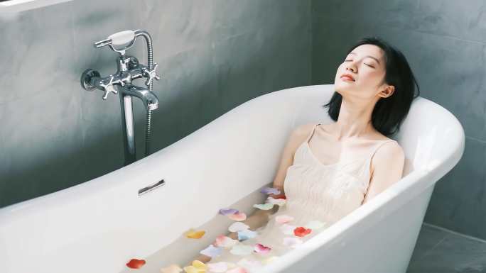 美女沐浴，浴缸沐浴