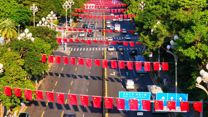 挂满红旗的城市街道