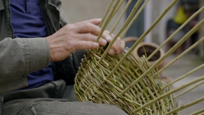 老手艺人编织柳编篮过程