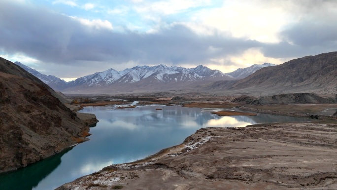 新疆帕米尔高原雪山下的碧蓝湖泊