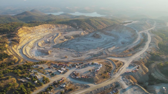 日落时分，广阔的露天矿石采石场的鸟瞰图。