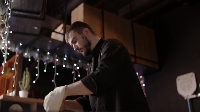 那不勒斯披萨制作过程在披萨店。