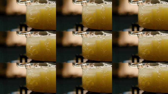 透明锅中煮意大利面的特写镜头