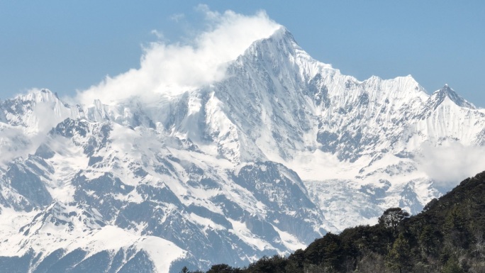 雪山壮丽景色 云雾缭绕