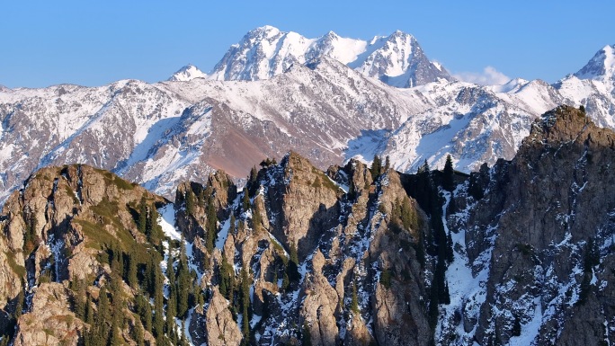 天山天池马牙山博格达峰昌吉雪山美景航拍