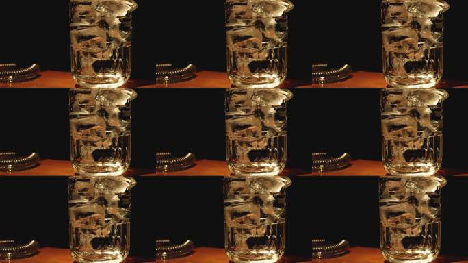 威士忌杯和冰块融化的延时摄影