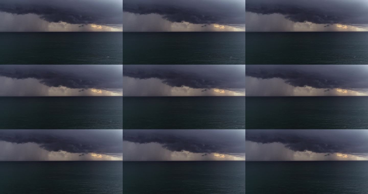 乌云密布的海面景象