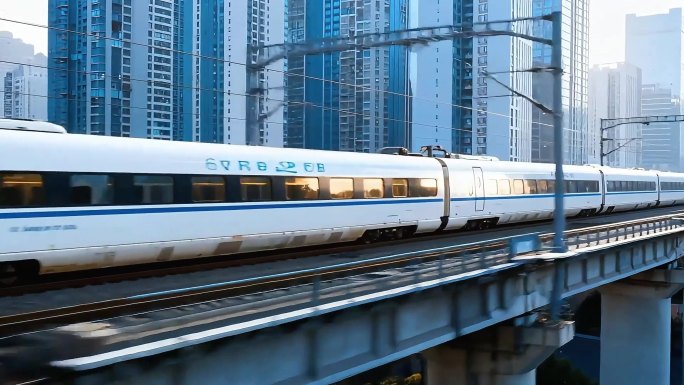 高铁穿梭城市与山水