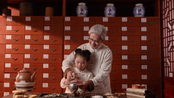 中药传承老中医带孙女捣药