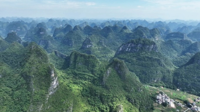 桂西北的十万大山  航拍喀斯特峰林全景