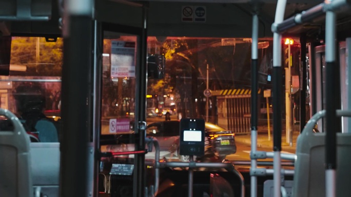 夜晚公交出行-夜晚城市