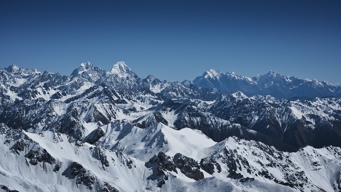 雪山全景自然风光