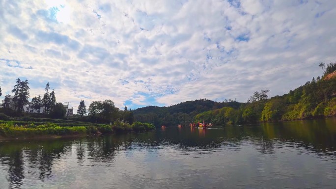 一叶扁舟江中游