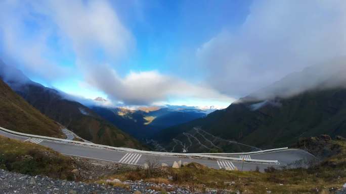 蜿蜒山路云雾缭绕延时