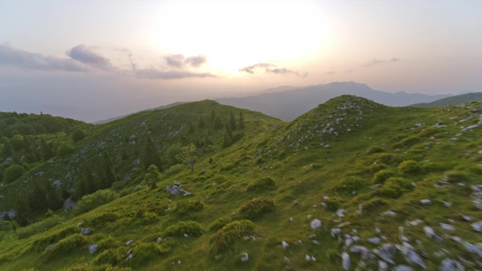 橙色露营帐篷 set on 落基山脉山脊，日落时分，荒野之中