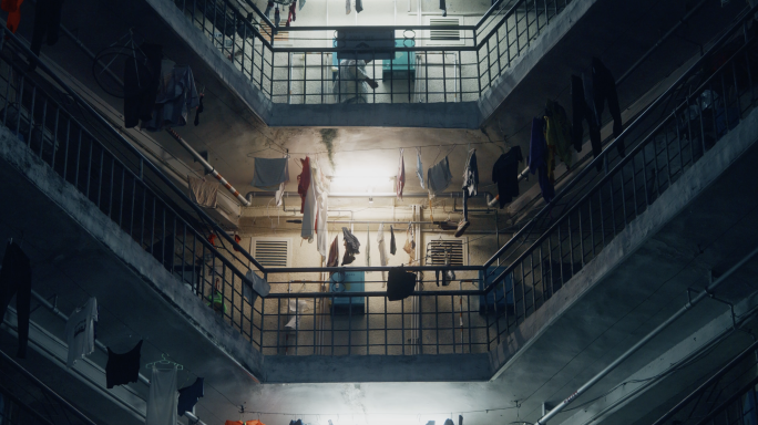 夜晚老旧小区居民楼灯光