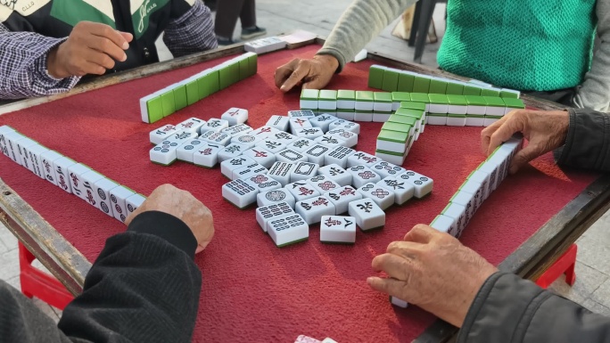 公园老年麻将娱乐 街头麻将休闲时光