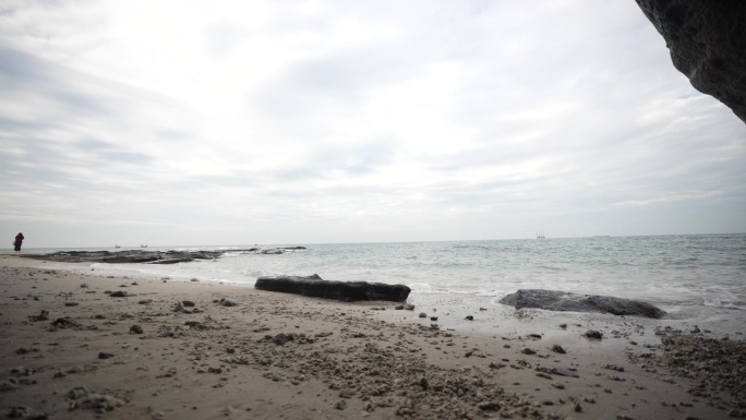 涠洲岛石螺口洞穴视角看海景