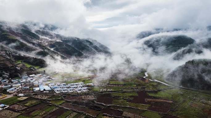 布拖县乐安镇航拍大凉山乡村田野山间村落