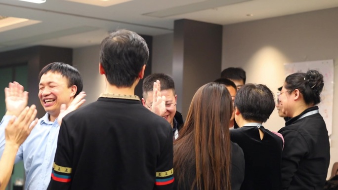 团队破冰互动拥抱瞬间