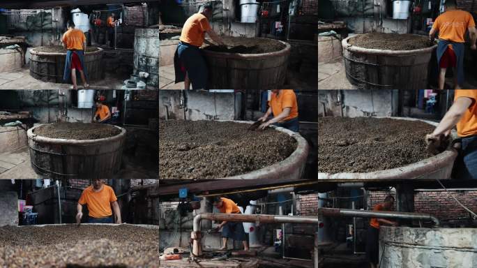 宜宾李庄古镇工人操作酿酒的场景