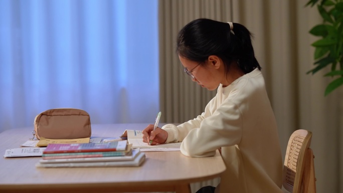 中学生学习写作业做卷子刻苦学习