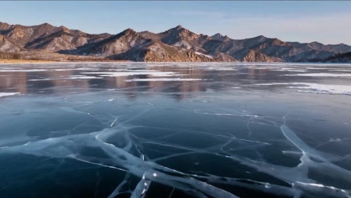 冰封湖面裂纹风景