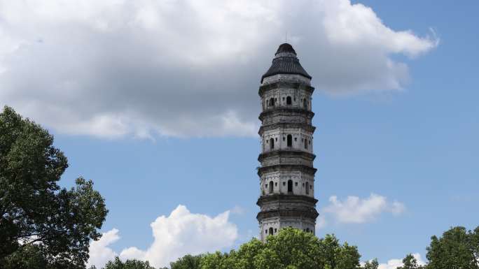 蓝天白云下的古塔远景