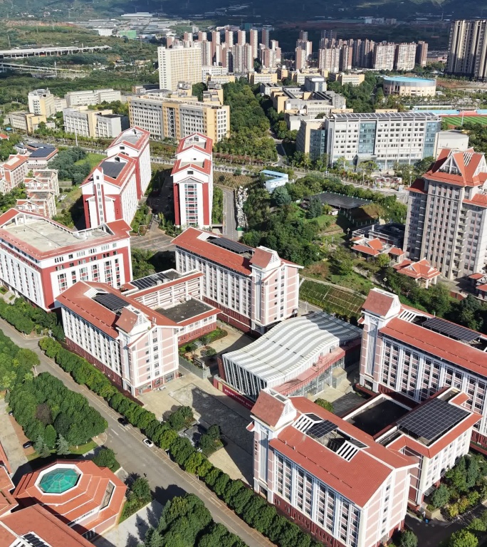 蓝天白云下的校园全景之呈贡大学城云南民大