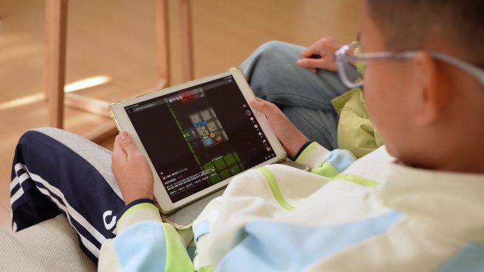 孩子居家平板看视频