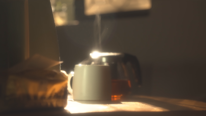阳光透过窗户 温暖阳光午后泡茶时光