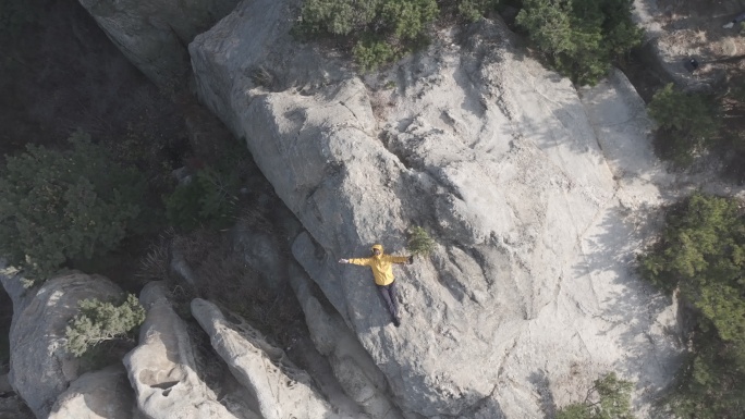 无人机航拍烟台牟平贺家庄窟窿石悬崖登山者