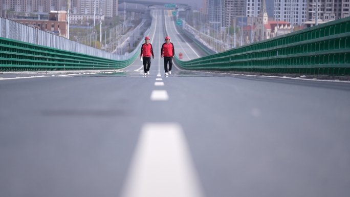 建设者脚步背影交通路桥建设者公路建设者