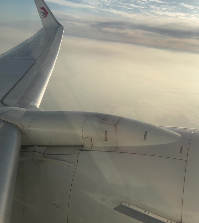 飞机机翼航拍视角