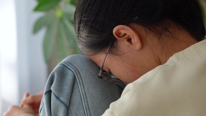 女孩备考压力大焦虑场景