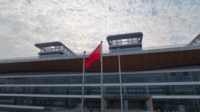 红旗飘扬的现代建筑群