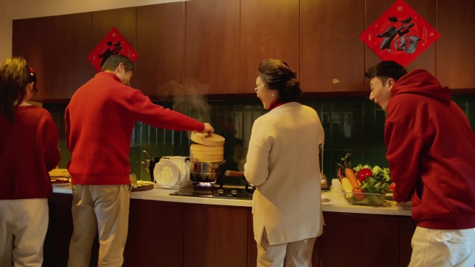 春节除夕家人厨房年夜饭团圆饺子喜庆