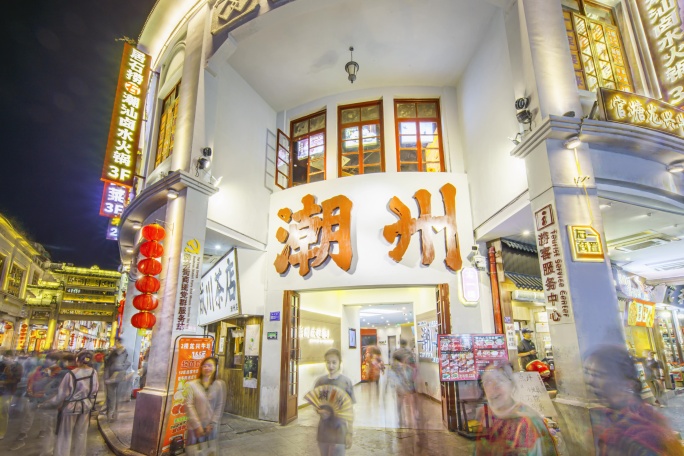 牌坊街夜景潮州标志地标穿梭移动延时8K