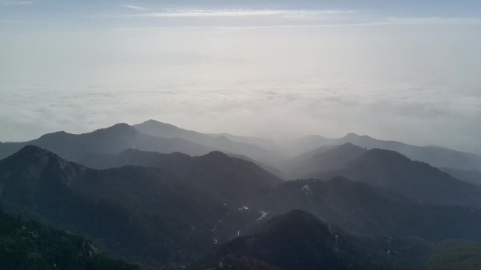 泰山云海缭绕群山远景